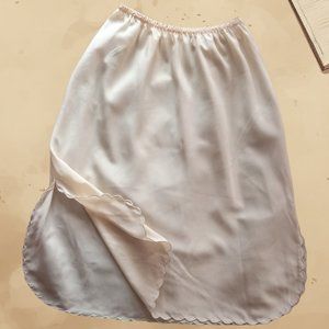 Vintage Cream Slip, Scalloped Edge, Side Slits, Elastic Waist Band - Size M (25)